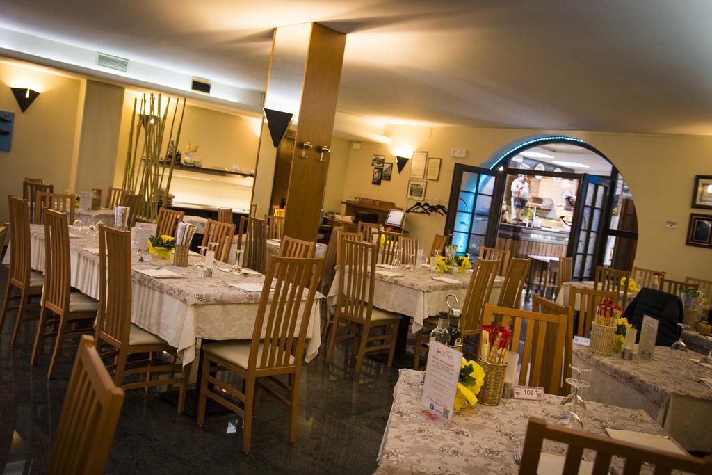 Hotel Ristorante Cigno - Camere And Aparthotel Latisana Eksteriør billede