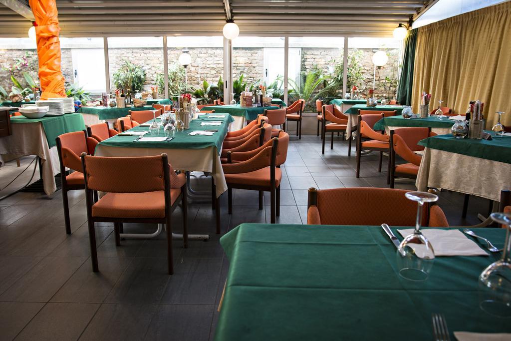 Hotel Ristorante Cigno - Camere And Aparthotel Latisana Eksteriør billede