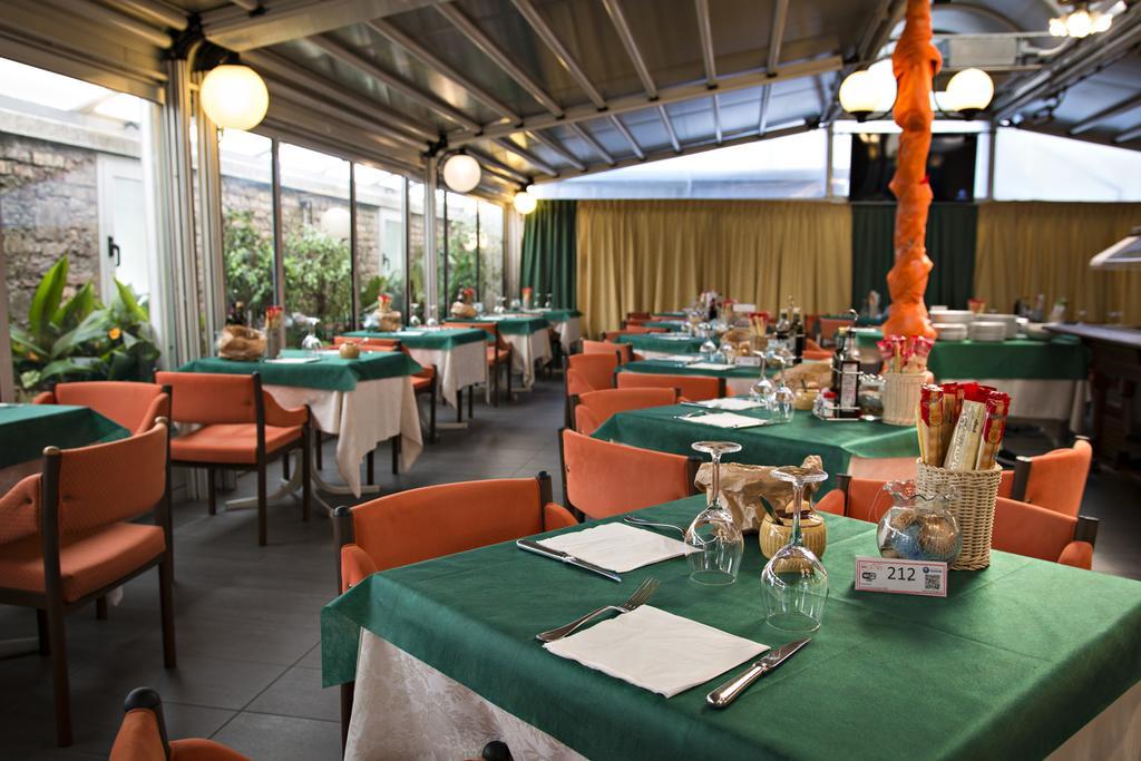 Hotel Ristorante Cigno - Camere And Aparthotel Latisana Eksteriør billede