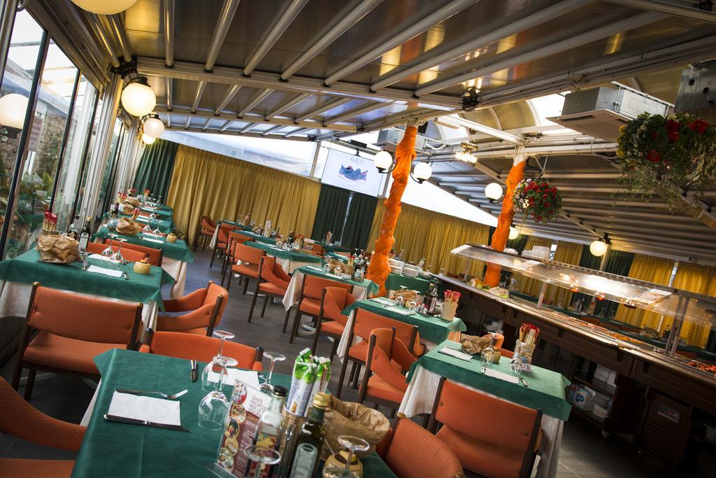 Hotel Ristorante Cigno - Camere And Aparthotel Latisana Eksteriør billede